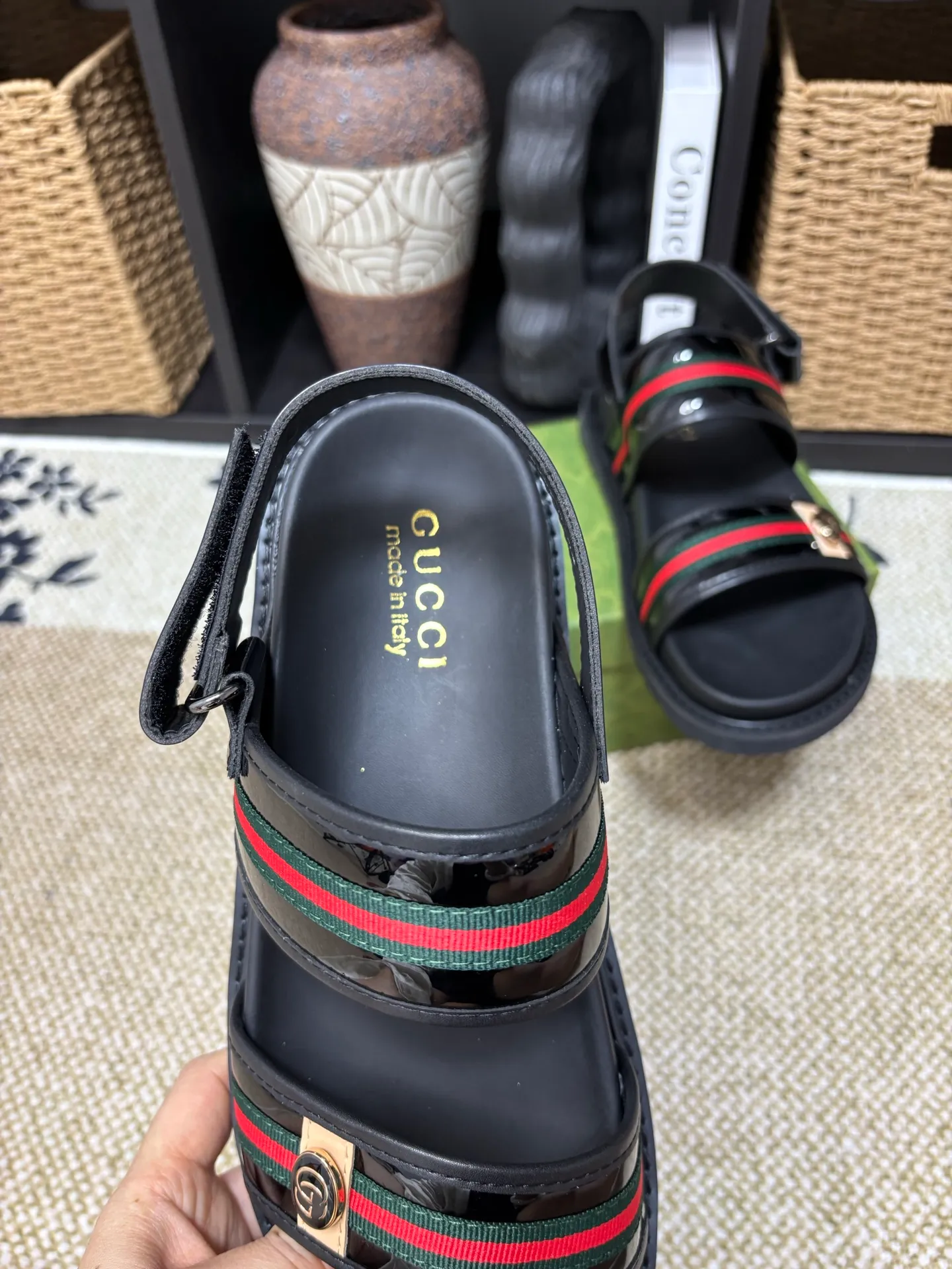 Factory 💰 300 yuan Gucci slippers] high-end men's shoes brand official website 1:1 latest masterpiece: original mold customization, the fabric is made of imported original materials, upgraded outsole, lighter and non-slip. The market's top quality, simple yet tasteful, a must-have for fashionistas, fashionable at your feet, full of confidence, the same style at the counter 👍The season of summer slippers is here. Code: 38-45 (45 customized)